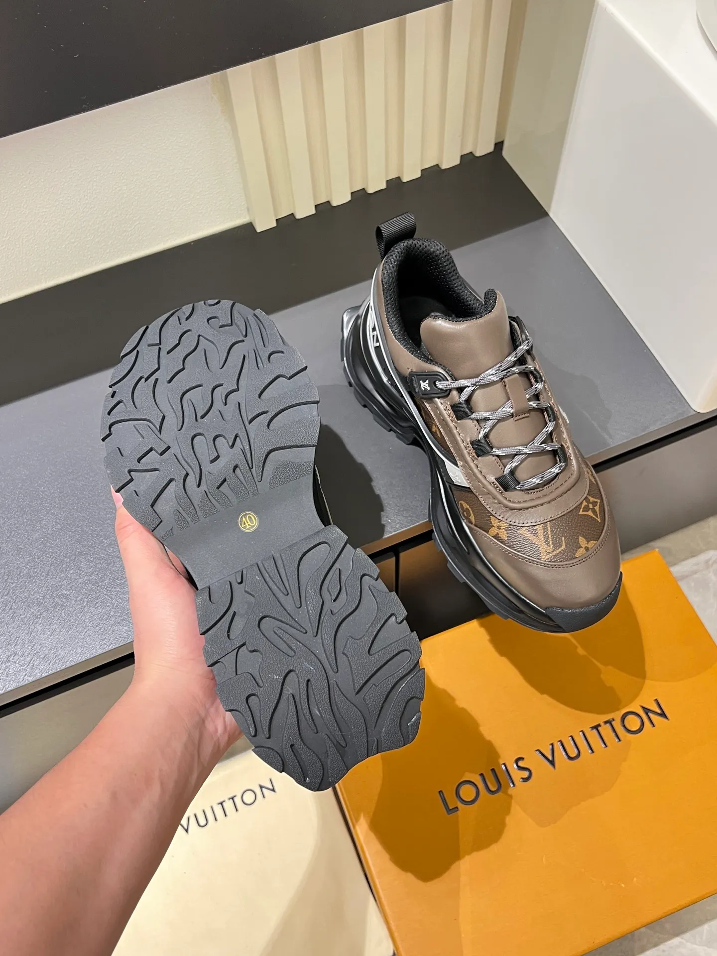 p600 "LOUI* VUITTO*" popular men's casual shoes, genuine development in Italy 💯Purchasing level quality ✔️The upper is made of first-layer cowhide, comfortable and soft sheepskin feet ⚡️ Fashionable and versatile, the toe last shape is firm and full, the soles are made from original LV molds and can be freely entered and exited the counter. Light and comfortable on the feet~Purely handmade, details determine quality! Size:39-44!